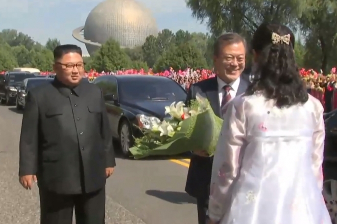 18일 평양에 도착한 문재인 대통령이 숙소인 백화원 영빈관으로 향하던 중 차에서 내려 평양 시민으로부터 꽃다발을 받고 있다. 2018.9.18