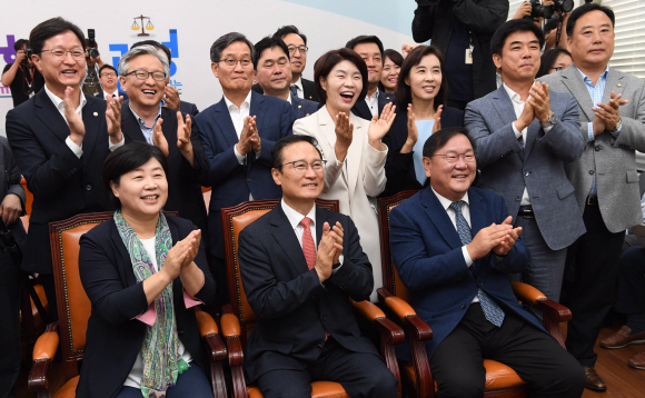 [포토] 남북정상회담을 지켜보는 더불어민주당