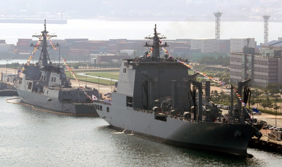 해군의 신형 군수지원함 첫 번째 함정인 소양함(앞쪽)이 18일 부산 남구 해군작전사령부에 정박해 있다. 이날 취역식을 가진 소양함은 대한민국 해군 함정 중 3번째로 크고 군수지원함 중 가장 크다. 2018.9.18 연합뉴스