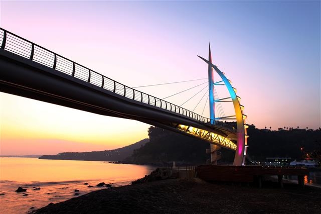 서귀포항 관광명소인 새연교. 제주올레 제공