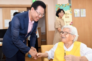 [현장 행정] “저희 어머니도 치매 앓고 있어요” 양주 요양촌 꾸미는 용산구청장