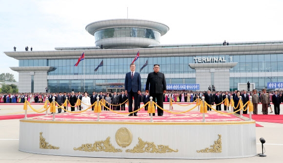 문재인 대통령과 김정은 북한 국무위원장이 18일 평양 순안공항에서 북한 인민군 의장대의 분열을 받기 위해 나란히 분열대에 서 있다. 두 정상이 선 분열대 앞으로 북한 육해공군 의장대가 차례로 분열을 실시했다.  평양사진공동취재단