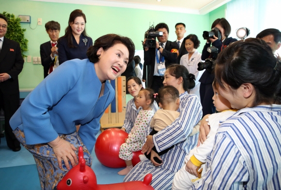 北 최대 아동병원 찾은 김 여사 