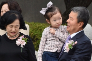 [서울포토] ‘할아버지, 애쓰셨어요~’…헌법재판관 5명 퇴임식