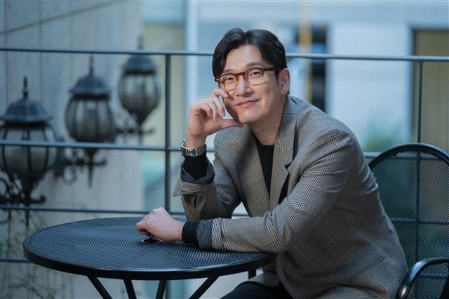 영화 ‘명당’에서 박재상을 연기한 조승우는 “지성이 맡은 ‘흥선’이 더 끌리지 않았느냐”는 질문에 두 사람이 맡은 배역을 축구에 빗댔다. “축구로 치면 지성 형은 최전방에서 공격하는 손흥민이고, 저는 공수를 왔다 갔다 하는 박지성 아닐까요. 사실 제가 흥선을 맡았다면 지성 형처럼 다채롭게 못하고 찍다 지쳤을 것 같아요.”  메가박스중앙(주)플러스엠 제공