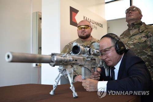 신형 러시아군 저격소총을 테스트하는 블라디미르 푸틴 러시아 대통령. AFP 연합뉴스