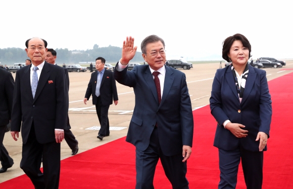 문재인 대통령과 김정숙여사가 20일 오전 백두산 방문을 위해 삼지연공항으로 향하는 전용기에 오르기에 앞서 평양순안공항에서 환송을 받고 있다.2018.9.20  평양사진공동취재단