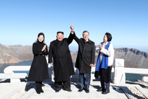 김정은, 문 대통령에 친서…“올해 서울 답방 못해 아쉬워”