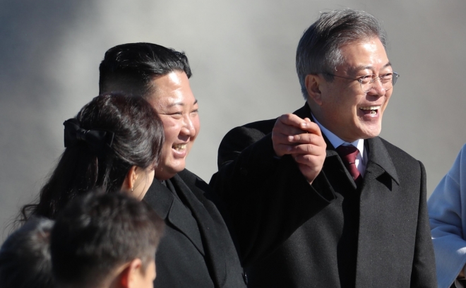 문재인 대통령과 김정은 북한 국무위원장이 손을 맞잡고 활짝 웃고 있습니다. 평양사진공동취재단