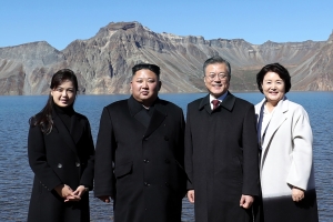 김정은, 문 대통령에 친서…“남북, 내년에도 평화·번영 함께하자”