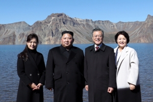 리설주 “두 분 오셔서 전설 많은 백두산에 새 전설”