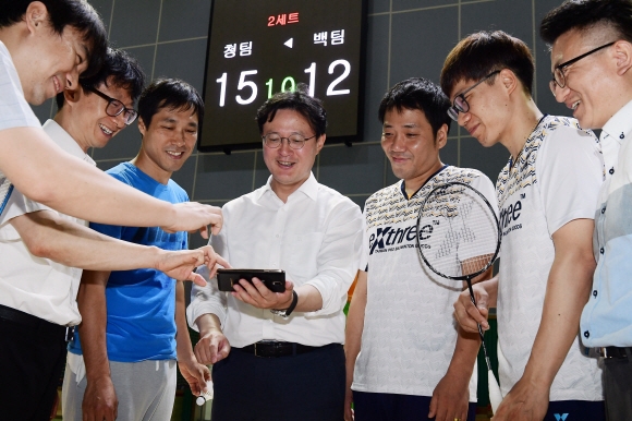 채현일 서울 영등포구청장이 지난 17일 영등포구 다목적배드민턴 체육관에서 지역구민들과 함께 스마트 전광판을 사용하고 있다. 이종원 선임기자 jongwon@seoul.co.kr