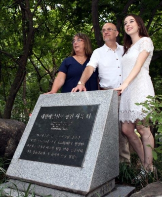 2016년 한국을 찾은 베델의 손녀 수전 제인 블랙(왼쪽부터)과 손자 토머스 오언 베델, 증손녀 메건 베델이 서울 종로구 대한매일신보 창간 사옥터를 방문해 기념 촬영을 하고 있다.  종로구 제공