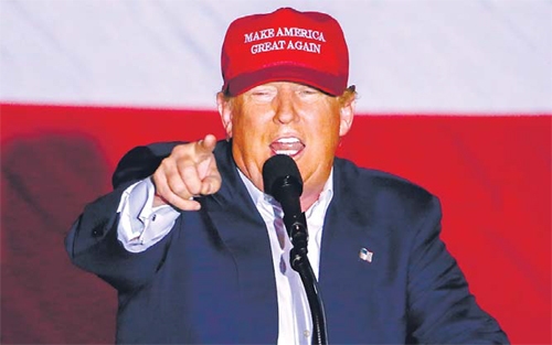 2016년 미국 대통령 선거를 앞둔 공화당 후보 시절 ‘미국을 다시 위대하게’라는 슬로건이 적힌 빨간색 모자를 쓰고 유세 중인 도널드 트럼프 대통령. EPA 연합뉴스 
