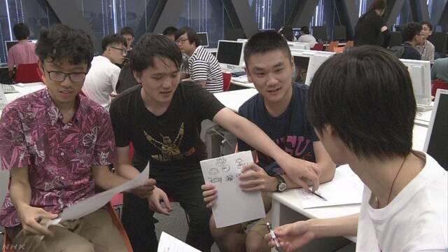 일본 게임 개발 전문학교에 와서 게임 개발 기술을 배우고 있는 칭화대 등 중국의 엘리트 공대생들. NHK 웹사이트