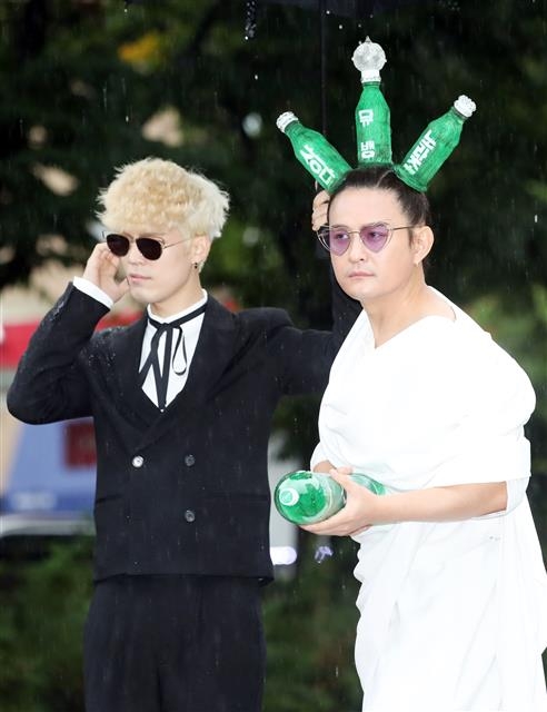 노라조가 21일 오전 서울 여의도 KBS 신관 공개홀에서 열린 KBS2 ‘뮤직뱅크’(뮤뱅) 리허설에 참석해 포즈를 취하고 있다. 2018.9.21 뉴스1