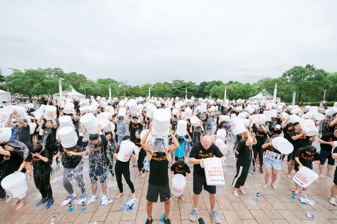 지난 15일 서울 마포구 상암동 월드컵공원에서 열린 ‘아이스버킷 챌린지 런’ 행사에 참가한 918명이 일제히 양동이에 든 얼음물을 온몸에 쏟아붓고 있다. 승일희망재단 제공