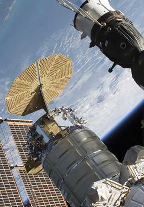 국제우주정거장(ISS)에 도킹한 러시아 ‘소유스 MS-09’(왼쪽). NASA 제공.