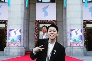 지코, 평양 방문 인증샷 공개 ‘스웩 넘치는 포즈’