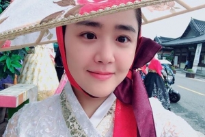 “즐거운 한가위 되세요” 문근영 근황 공개 ‘단아한 모습’