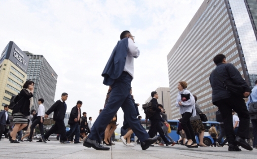 서울 종로구 광화문 네거리 인근에서 직장인들이 출근길에 오르고 있다.  서울신문 DB
