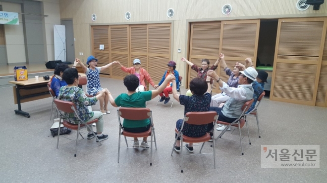 광명시가 실시하고 있는 자살예방센터사업인 토닥토닥 프로그램. 광명시 제공
