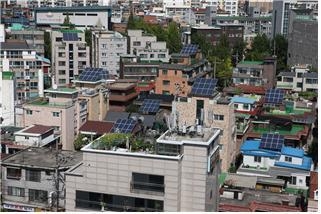 태양광 패널이 설치된 서울 강동구 천호동 십자성마을.  강동구 제공