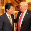 아베와 만찬 트럼프… 한 손엔 생일 케이크, 한 손엔 통상 청구서