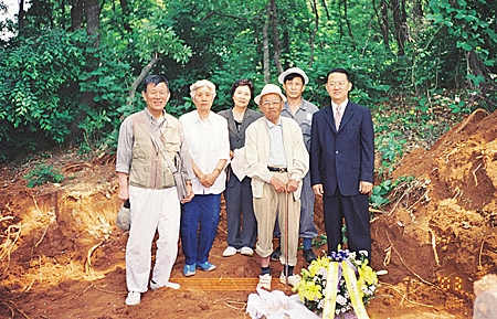 2003년 5월 27일 6·25 전사 인천학생 고 송용식 유골 이장을 앞두고