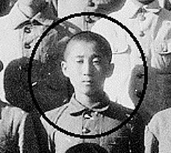 1946년 6월 20일 인천서곳국교 제1회 졸업 사진 속의 송용식. 1999년 7월 6일 이종창 기증