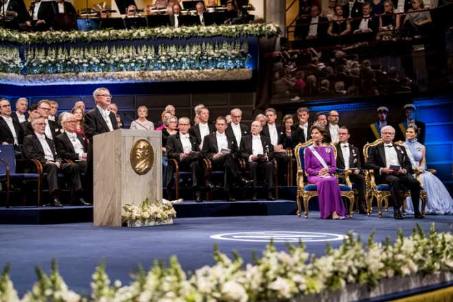 지난해 12월 10일 스웨덴 스톡홀름 콘서트홀에서 열린 노벨상 시상식과 환영만찬에서 스웨덴 웁살라대 생물학 교수이자 노벨재단 이사장인 칼 헨드릭 헬딘 박사가 스웨덴 왕과 왕비가 지켜보는 가운데 개회사를 하고 있다. 노벨재단 제공