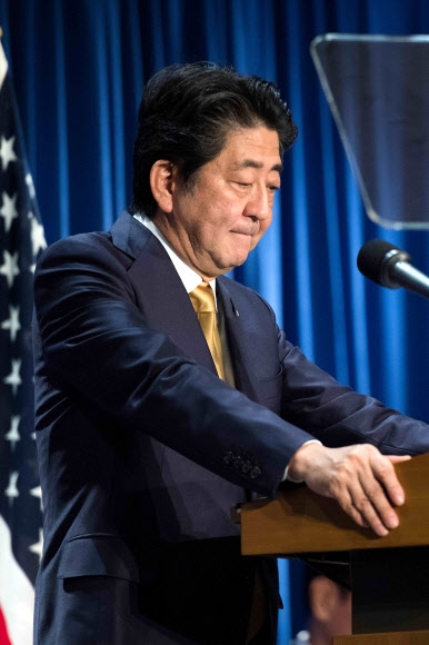 미국 뉴욕에서 열린 유엔 총회에 참석한 아베 신조 일본 총리가 26일(현지시간) 기자회견을 갖고 있다. 2018.9.27  AFP 연합뉴스