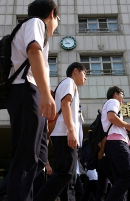 교복을 입은 학생들이 등교하고 있다. 연합뉴스 자료사진