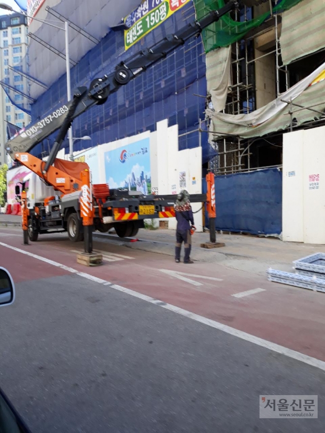 김포시 풍무동 한화아파트 공사 현장 일대는 공사장 적재물들이 인도까지 점령해 주민들이 차도로 다니고 있어 위험하다. 최명진 의원 제공 