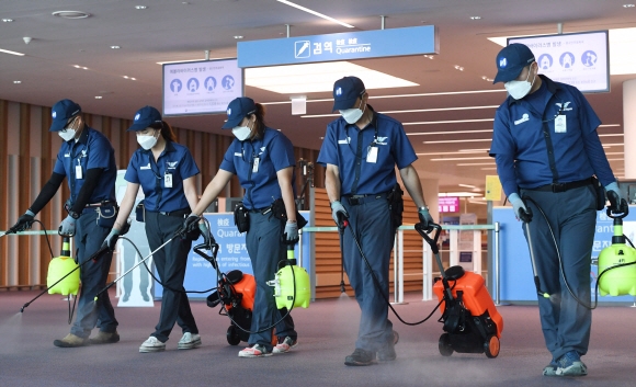 중동호흡기증후군(메르스) 환자가 3년여만에 발생한 가운데 10일 오전 인천공항 제2여객터미널에서 방역 요원들이 방역 전문용 살균소독제를 이용해 입국장을 소독하고 있다. 2018.9.10  안주영 기자 jya@seoul.co.kr