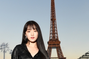 “파리의 여인” 이성경, 에펠탑 보다 시선 끄는 각선미