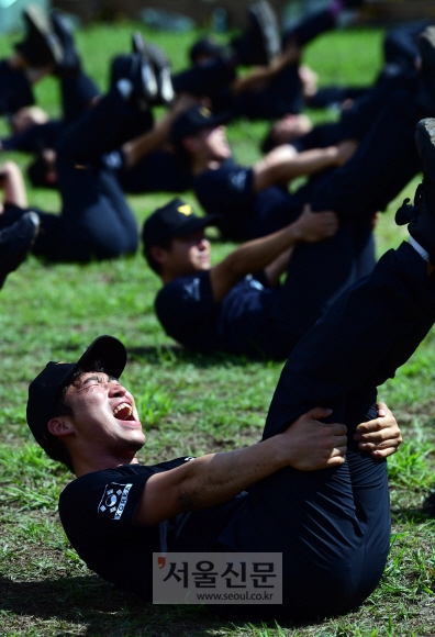 교육생들이 안간힘을 다해 체력훈련을 받고 있다. 소방관들에게 체력은 필수항목이다.