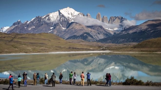 지난 2016년 2월 칠레 파타고니아 토레스 델 파인 국립공원을 찾은 관광객들이 경관을 조망하고 있다. AFP 자료사진 　 