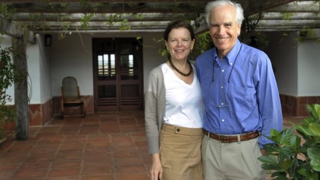 고 더글러스 톰킨스(오른쪽)와 부인 크리스틴의 2009년 다정했던 한때. AFP 자료사진 