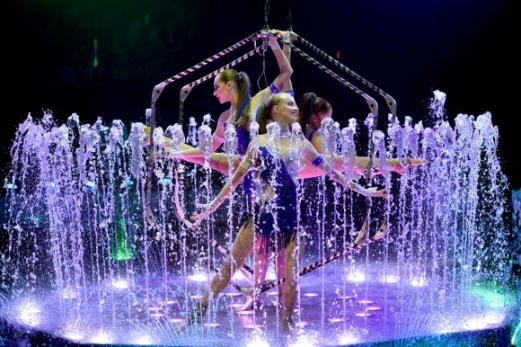우크라이나 국립 예술 서커스는 27일(현지시간) 우크라이나 키예프에서 새로운 국제 쇼 ‘거대한 분수 쇼 (Show of hugeiant fountains)’를 발표하고 있다. AFP 연합뉴스