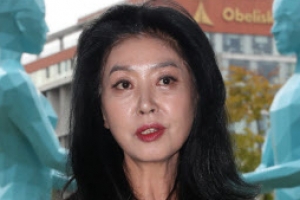 [포토] ‘눈길가는 남녀조각 앞’ 김부선, 이재명 상대 손해배상 청구