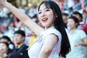 [포토] ‘여고생 치어리더’ 하지원, 데뷔 무대만으로 야구팬 사로잡아