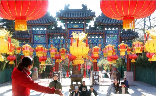 중국 베이징 교외 화이로우의 관광명소인 홍뤄사는 원래 가격을 올려 입장료를 내린 것처럼 보이는 기만 전략으로 관광객들의 분노를 샀다.  신화통신 