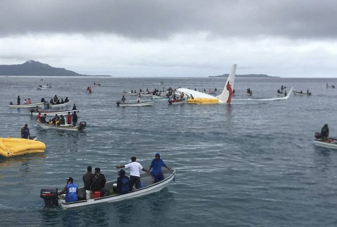 파푸아뉴기니 국적 ‘에어 뉴기니’의 보잉 737기가 28일(현지시간) 오전 10시쯤 미크로네시아 추크 국제공항에 착륙하려다가 활주로에서 150m가량 못 미쳐 석호 형태의 바다에 빠졌다. 인근에 있던 소형 어선들이 승객과 승무원들을 구조하기 위해 여객기에 접근하고 있다. AP연합뉴스