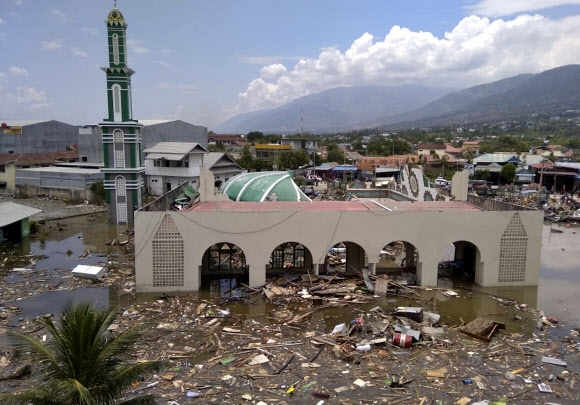 인도네시아 규모 7.5 강진에 무너진 모스크 사원