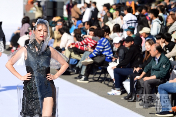 30일 서울역 앞에서 열린 제3회 고교패션컨테스트에 등장한 모델들이 수상작들을 입고 워킹을 하고 있다. 2018. 9. 30 정연호 기자 tpgod@seoul.co.kr