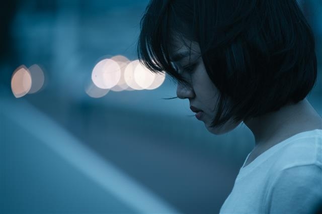 부모를 앗아 간 교통사고의 가해자를 찾아 나선 소녀 가장 이야기를 그린 ‘영주’. 부산국제영화제 제공