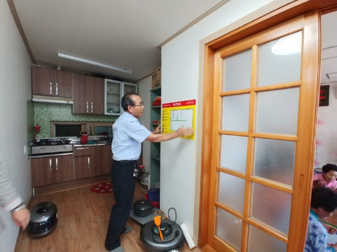 순천시 남제동 새마을지도자협의회 회원들이 ‘남제골 안심경로당 만들기 사업’을 펼쳐 호응을 얻고 있다. 