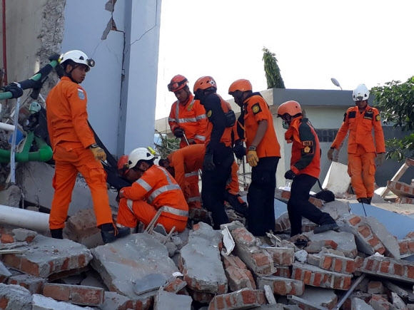 지난달 28일(이하 현지시간) 인도네시아 술라웨시 섬에서 발생한 강진과 뒤이은 쓰나미로 인한 사망자 수가 1200명을 넘어섰다는 보도가 나온 가운데 30일 구조대가 구조작업을 벌이고 있다. EPA 연합뉴스