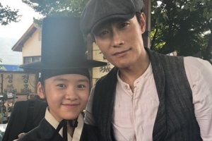 ‘미스터 션샤인’ 신수연, 이병헌·김태리와 인증샷 공개 ‘밝은 미소’